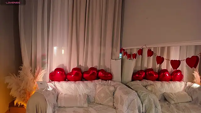 Snapshot of _Rose_Charming_ chatting on February 16, 5:37 am  Rose Charming  online show from February 16, 5:37 am