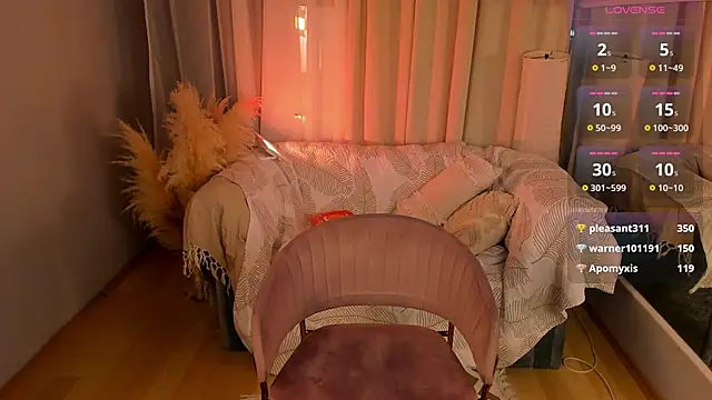 Snapshot of _Rose_Charming_ chatting on February 19, 9:28 am  Rose Charming  online show from February 19, 9:28 am