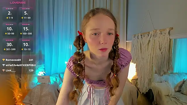 Snapshot of _Rose_Charming_ chatting on March 3, 12:59 am  Rose Charming  online show from March 3, 12:59 am