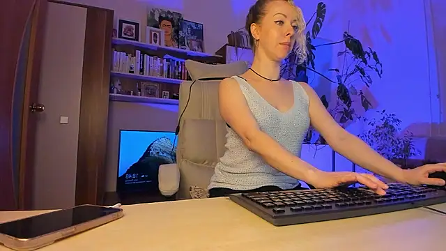 LylithSkye online show from March 28, 2:49 pm