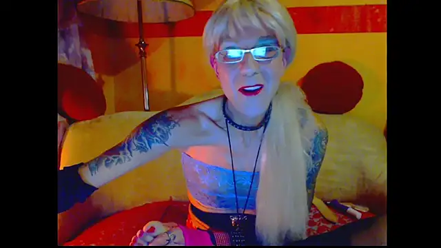 Snapshot of cuxladyboy chatting on December 9, 7:50 am cuxladyboy online show from December 9, 7:50 am