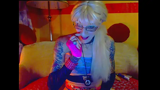 Snapshot of cuxladyboy chatting on December 15, 10:47 pm cuxladyboy online show from December 15, 10:47 pm