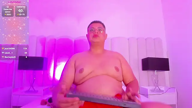 Snapshot of Tom_Silver__ chatting on December 13, 2:32 am Tom Silver online show from December 13, 2:32 am