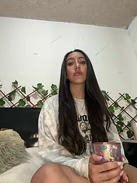 Snapshot of FrancellyHot chatting on December 12, 3:32 am FrancellyHot online show from December 12, 3:32 am