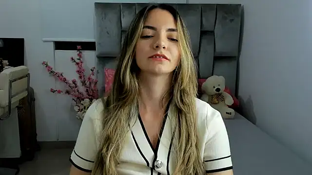 Snapshot of baby-miah chatting on January 5, 4:36 am baby-miah online show from January 5, 4:36 am