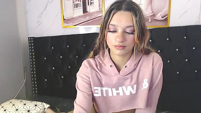 Snapshot of Laurita_b chatting on January 15, 3:50 pm Laurita b online show from January 15, 3:50 pm