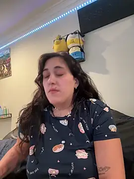 Snapshot of ThicBunz chatting on September 15, 1:05 am ThicBunz online show from September 15, 1:05 am