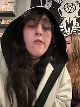 Snapshot of ThicBunz chatting on September 17, 3:30 am ThicBunz online show from September 17, 3:30 am