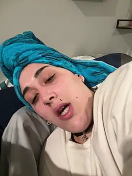 Snapshot of ThicBunz chatting on October 11, 3:21 pm ThicBunz online show from October 11, 3:21 pm