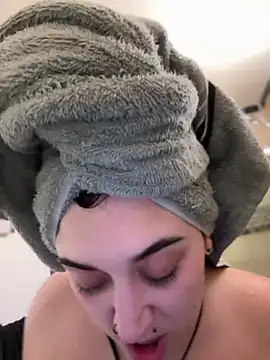 Snapshot of ThicBunz chatting on November 16, 3:12 am ThicBunz online show from November 16, 3:12 am