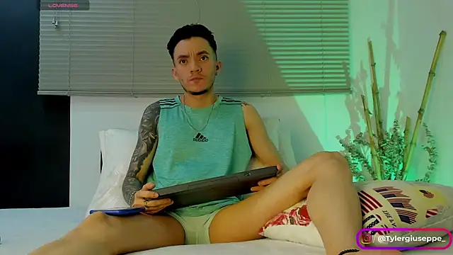 Tylergiuseppe  online show from December 13, 10:34 pm