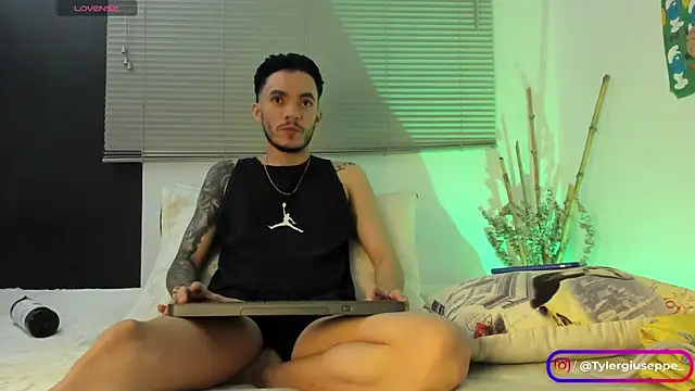 Tylergiuseppe  online show from January 17, 4:49 am