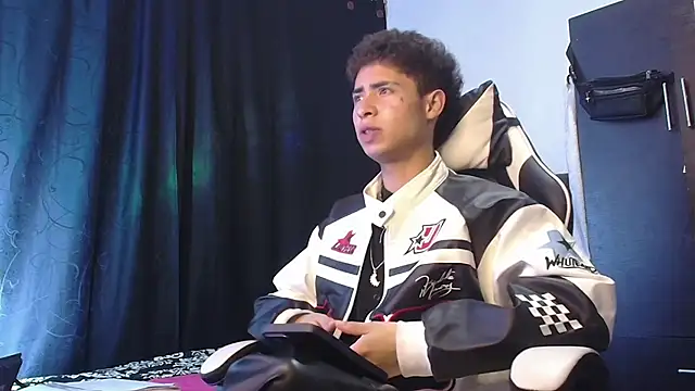 sexybat twink online show from December 4, 11:35 pm