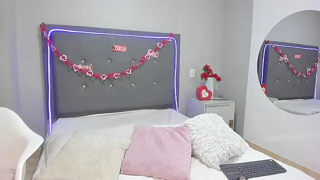 emma lye online show from April 4, 9:12 pm