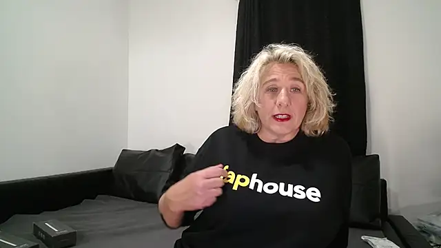 Snapshot of CamillaCreampie chatting on October 15, 7:58 pm CamillaCreampie online show from October 15, 7:58 pm