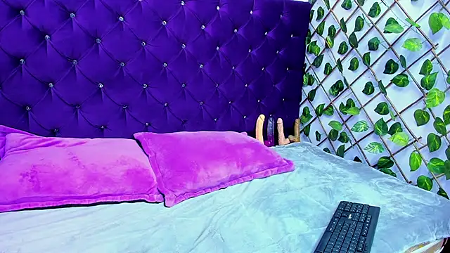 UnderBaby  online show from October 17, 8:44 pm