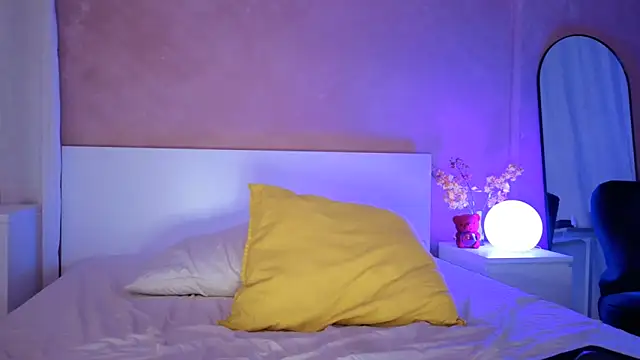 Snapshot of NaughtyMe chatting on December 19, 11:23 pm NaughtyMe online show from December 19, 11:23 pm