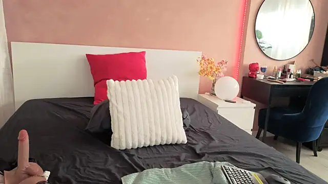 Snapshot of NaughtyMe chatting on January 7, 6:05 am NaughtyMe online show from January 7, 6:05 am