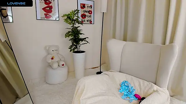 Snapshot of VanessaSmuth chatting on October 28, 1:42 am VanessaSmuth online show from October 28, 1:42 am