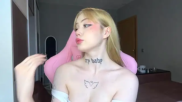 Snapshot of hanna_cry_baby chatting on March 11, 12:28 pm hanna cry baby online show from March 11, 12:28 pm