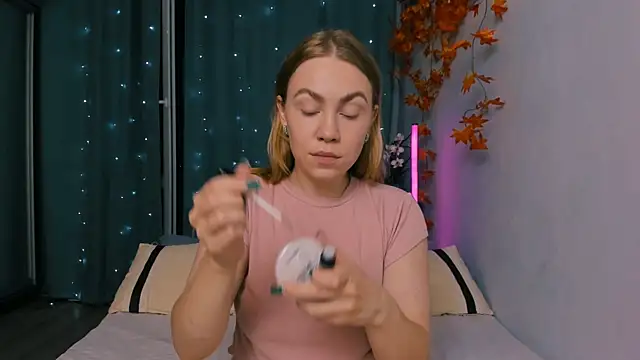 Snapshot of InsatiableFoxX chatting on September 21, 8:43 pm InsatiableFoxX online show from September 21, 8:43 pm