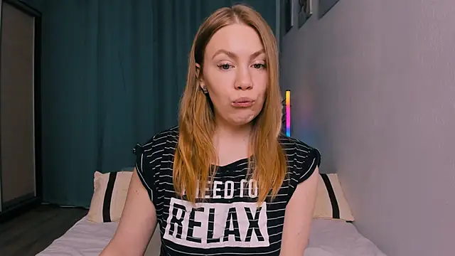 Snapshot of InsatiableFoxX chatting on April 8, 9:15 pm InsatiableFoxX online show from April 8, 9:15 pm