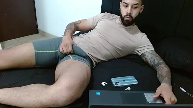 Snapshot of Hendry_ chatting on December 6, 4:36 am Hendry online show from December 6, 4:36 am