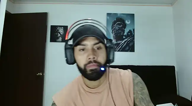 Snapshot of Hendry_ chatting on December 11, 2:30 am Hendry online show from December 11, 2:30 am