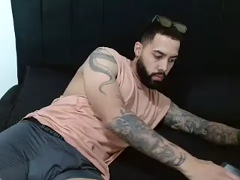 Snapshot of Hendry_ chatting on December 13, 12:20 am Hendry online show from December 13, 12:20 am