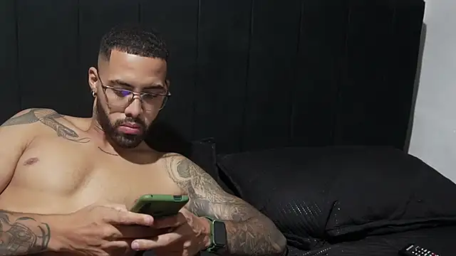 Snapshot of Hendry_ chatting on February 6, 3:37 am Hendry online show from February 6, 3:37 am