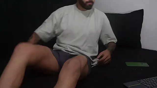 Snapshot of Hendry_ chatting on February 7, 11:13 pm Hendry online show from February 7, 11:13 pm