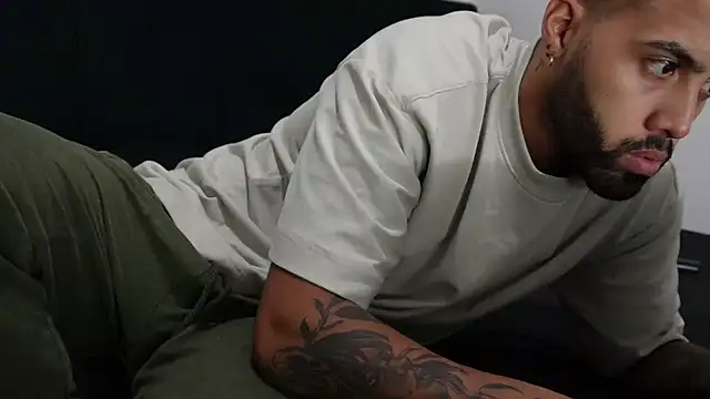 Snapshot of Hendry_ chatting on February 12, 2:24 am Hendry online show from February 12, 2:24 am