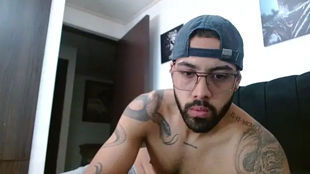 Snapshot of Hendry_ chatting on March 8, 1:50 am Hendry online show from March 8, 1:50 am