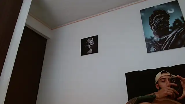 Snapshot of Hendry_ chatting on March 9, 1:04 am Hendry online show from March 9, 1:04 am