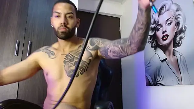 Snapshot of Hendry_ chatting on October 8, 3:26 am Hendry online show from October 8, 3:26 am