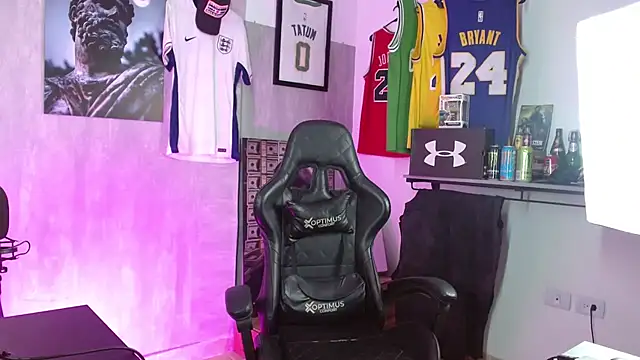 Snapshot of Hendry_ chatting on December 17, 5:57 am Hendry online show from December 17, 5:57 am