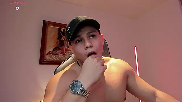 Snapshot of RoyConstance chatting on July 18, 4:22 pm RoyConstance online show from July 18, 4:22 pm