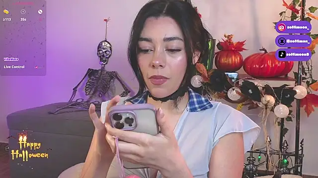 Snapshot of Soffimoon_ chatting on October 31, 1:39 am Soffimoon online show from October 31, 1:39 am