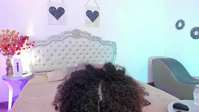 NiaColusi online show from March 6, 8:37 pm