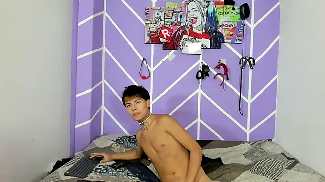 Snapshot of Fresahot2005 chatting on December 10, 11:08 pm Fresahot2005 online show from December 10, 11:08 pm