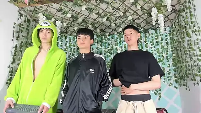 Snapshot of Fresahot2005 chatting on February 21, 1:22 pm Fresahot2005 online show from February 21, 1:22 pm