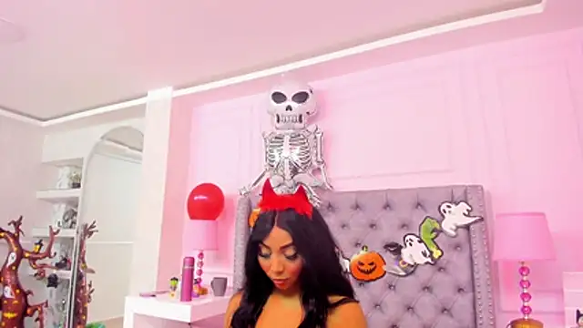 HaileeRoberts online show from October 24, 12:45 pm