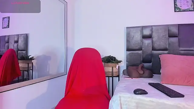 Lia johnsonn online show from April 20, 11:46 am