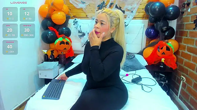 Snapshot of Dulcex69 chatting on October 14, 11:44 am Dulcex69 online show from October 14, 11:44 am