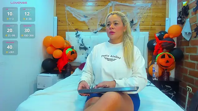 Snapshot of Dulcex69 chatting on October 31, 9:21 am Dulcex69 online show from October 31, 9:21 am