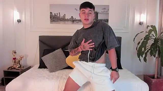 Snapshot of Cristopher_strong chatting on May 1, 1:26 pm Cristopher strong online show from May 1, 1:26 pm