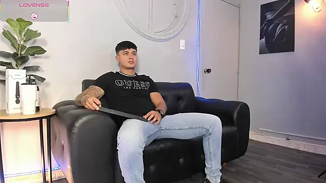 Snapshot of Cristopher_strong chatting on May 26, 12:45 pm Cristopher strong online show from May 26, 12:45 pm