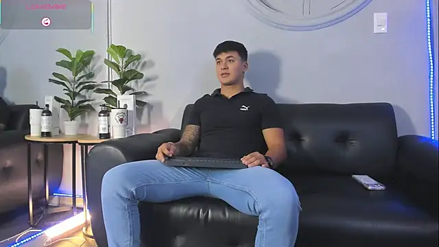 Snapshot of Cristopher_strong chatting on June 2, 1:35 pm Cristopher strong online show from June 2, 1:35 pm