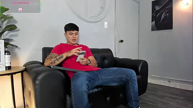 Snapshot of Cristopher_strong chatting on June 3, 2:33 pm Cristopher strong online show from June 3, 2:33 pm
