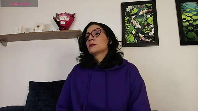 Elliee  online show from March 21, 4:10 pm